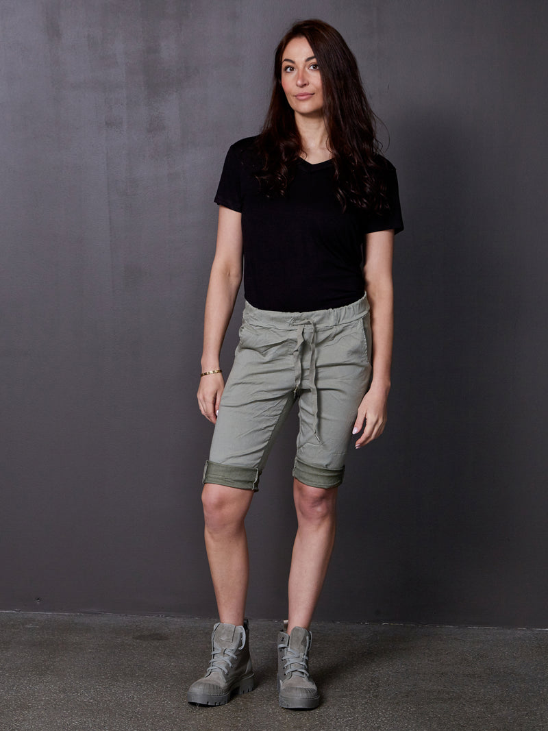 NÜ Uta Capri Shorts Shorts 393 Army