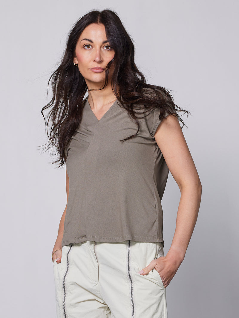 NÜ YASMI v-neck t-shirt Tops and T-shirts 230 Mud