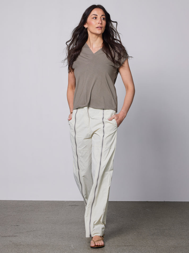 NÜ YASMI v-neck t-shirt Tops and T-shirts 230 Mud