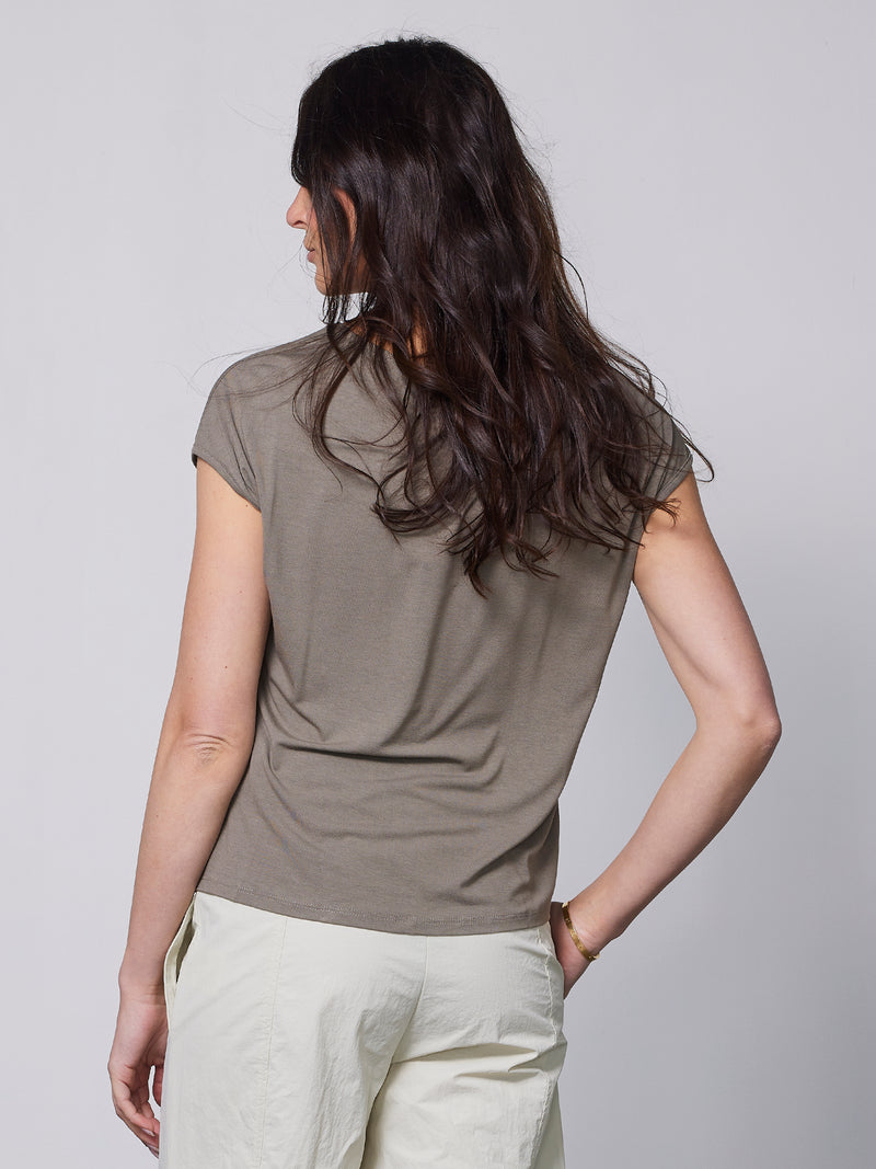 NÜ YASMI v-neck t-shirt Tops and T-shirts 230 Mud